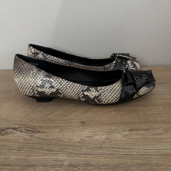 Theme Shoes - Theme‎ Shoes Snakeskin Print Buckle Accent Low Heeled Pumps Women Size 8.5W Edgy